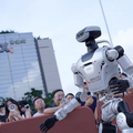 ヒューマノイドと人との交流で未来をリアルに体感 LimX Dynamicsが中国深センのテックフェスBAY to FUTUREに参加
