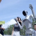 ヒューマノイドと人との交流で未来をリアルに体感 LimX Dynamicsが中国深センのテックフェスBAY to FUTUREに参加