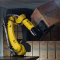 AI荷下ろしロボット「RockyOne」を物流センターに導入 サンワサプライとSGシステムが運用