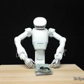 シャツの折り畳みに挑戦するヒューマノイド Sharpa製「North」が家事を丁寧かつスムーズにこなす【動画】