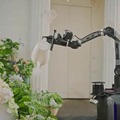 ヒューマノイド「TRON 2」、植木の水やり・ラストワンマイル配送など自律実行|LimX Dynamics