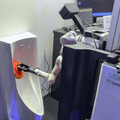 ソフトバンクロボティクス、Lokiのトイレ清掃ロボットを日本初披露　AI性能向上へ日本でデータ収集