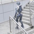 ヒューマノイド「DR02」が屋外階段を安定した足取りで上りきる映像を公開 DEEP Robotics
