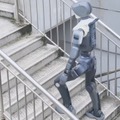 ヒューマノイド「DR02」が屋外階段を安定した足取りで上りきる映像を公開 DEEP Robotics