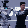 ヒューマノイドがダンスパフォーマンスを披露 中国北京で開催「WRC2026」LimX Dynamics出展の映像