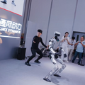 ヒューマノイドがダンスパフォーマンスを披露 中国北京で開催「WRC2026」LimX Dynamics出展の映像