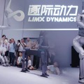 ヒューマノイドがダンスパフォーマンスを披露 中国北京で開催「WRC2026」LimX Dynamics出展の映像