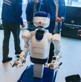 「日本には現場がある」ZEALSが準国産ヒューマノイド「D1」を開発　OS・AIモデルを垂直統合、AWSで学習データ基盤構築