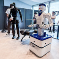 「日本には現場がある」ZEALSが準国産ヒューマノイド「D1」を開発 OS・AIモデルを垂直統合、AWSで学習データ基盤構築