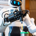 国産汎用ロボット7社の試作機を一堂に公開、フィジカルAI実装へ前進 ugoは新型セミヒューマノイド「ugo Nova」を初披露