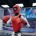 デモ映像の枠を超え日常へ ショールームの案内からホテルの受付まで行うヒューマノイドAGIBOT A3 Ultra