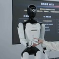 デモ映像の枠を超え日常へ ショールームの案内からホテルの受付まで行うヒューマノイドAGIBOT A3 Ultra