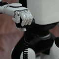 デモ映像の枠を超え日常へ ショールームの案内からホテルの受付まで行うヒューマノイドAGIBOT A3 Ultra