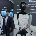 デモ映像の枠を超え日常へ ショールームの案内からホテルの受付まで行うヒューマノイドAGIBOT A3 Ultra