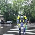 ヒューマノイドが公道に出て「新たな交通指導員」に DEEP Roboticsが杭州で実証実験