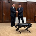 松井孝治 京都市長(左)と代表の増岡宏哉氏(右)、四足歩行ロボット「HLQ Edge」