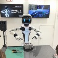 ホンダ・アバターロボットの実演(CEATEC 2026)。写真右上のディスプレイ画面は、操縦者がヘッドマウントディスプレイで見ている画像