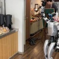 新卒として迎えるヒューマノイド「宮澤ノア」の実機がカクイチに到着 社員の前で動作をお披露目、自律行動はこれから