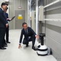 左手前が西武鉄道鉄道本部電気部電力課の青木課長補佐、しゃがんで説明するのがugoの羽田取締役CSO