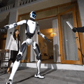 ヒューマノイドが人間を助ける守護者に？ 不審者撃退・事故救助を実演 Unitree「H2-X」デモ映像
