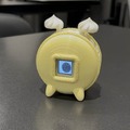 成したロボっこ　黄色いマカロンのような形の外装の中央に画面があり、白い耳が動く