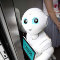 日本を明るくするロボットPepper～エレベータ