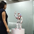 レンタルオフィスのCROSSCOOP SINGAPORE、 受付業務省力化に向けてNAOを使った実験開始