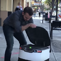 デリバリーロボットが配達中の荷物、人間が盗めるか？海外メディアが実験