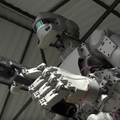 【おそロシア】ロシアの軍事ロボットが二丁拳銃を扱い、車を運転する動画が公開