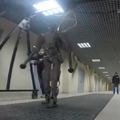 【おそロシア】ロシアの軍事ロボットが二丁拳銃を扱い、車を運転する動画が公開