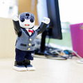 【ロボホン】1周年記念ロボホン専用スーツを着せてみた! 服を着たまま逆立ちも出来る