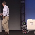 セグウェイロボティクスが開発したロボット「Loomo」、移動性能が凄い！