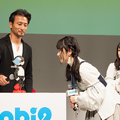 週刊ロビ2創刊記念イベントで「Robi48」と「AKB48」(横山由依、向井地美音、小栗有以、川本紗矢、高橋朱里)がダンスでコラボ!ロビ2は電動立ち乗り二輪車で登場