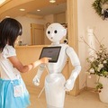 診察の待合室でPepperが大型サイネージと連動、顔認証やVRとの連携も視野にM-SOLUTIONS社の「Smart at robo」を活用