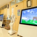 診察の待合室でPepperが大型サイネージと連動、顔認証やVRとの連携も視野にM-SOLUTIONS社の「Smart at robo」を活用