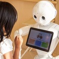 診察の待合室でPepperが大型サイネージと連動、顔認証やVRとの連携も視野にM-SOLUTIONS社の「Smart at robo」を活用