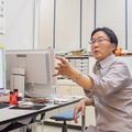 診察の待合室でPepperが大型サイネージと連動、顔認証やVRとの連携も視野にM-SOLUTIONS社の「Smart at robo」を活用