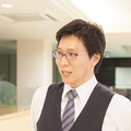 診察の待合室でPepperが大型サイネージと連動、顔認証やVRとの連携も視野にM-SOLUTIONS社の「Smart at robo」を活用