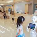 診察の待合室でPepperが大型サイネージと連動、顔認証やVRとの連携も視野にM-SOLUTIONS社の「Smart at robo」を活用