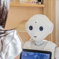 診察の待合室でPepperが大型サイネージと連動、顔認証やVRとの連携も視野にM-SOLUTIONS社の「Smart at robo」を活用