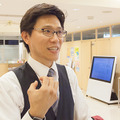 診察の待合室でPepperが大型サイネージと連動、顔認証やVRとの連携も視野にM-SOLUTIONS社の「Smart at robo」を活用