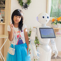 診察の待合室でPepperが大型サイネージと連動、顔認証やVRとの連携も視野にM-SOLUTIONS社の「Smart at robo」を活用
