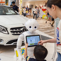 メルセデス・ベンツ展示イベントで3台のPepperを活用、新機能「SMSアプリ」でアンケート収集