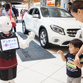 メルセデス・ベンツ展示イベントで3台のPepperを活用、新機能「SMSアプリ」でアンケート収集