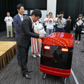 ZMP、歩道自動走行を目指す宅配ロボット「CarriRo Delivery」をデモ 「銀のさら」で宅配実証実験へ 対話機能も実装へ