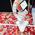 テープに沿って歩く移動式Pepper、システナが展示ブースでデモ