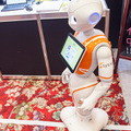テープに沿って歩く移動式Pepper、システナが展示ブースでデモ