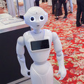 これって未発表の新型Pepper？不思議なロボットから見えてくるクラウドマインズのユニークで重要な取組み