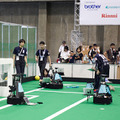 強豪同士の対戦に会場が沸いたロボカップサッカー中型リーグ、ロボットのカメラが天井に向けて設置されている理由