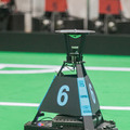 強豪同士の対戦に会場が沸いたロボカップサッカー中型リーグ、ロボットのカメラが天井に向けて設置されている理由